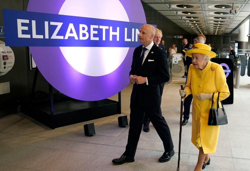La Regina Elisabetta a sorpresa inaugura la metro che porta il suo nome: le foto più belle!