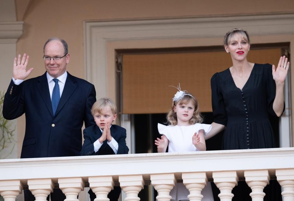 La Principessa Charlene irresistibile in nero e  le espressioni buffissime dei gemellini