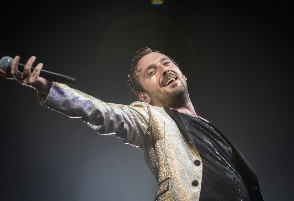 Cesare Cremonini in studio: le foto più belle