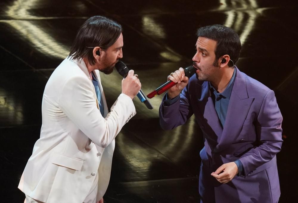 Colapesce, Dimartino, il live tra le onde e l’ospite a sorpresa