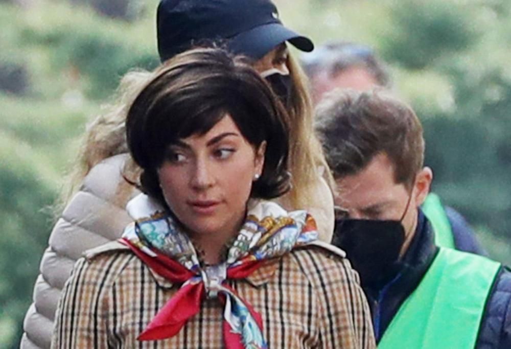 Lady Gaga gira a Milano: le foto col foulard alla Statale