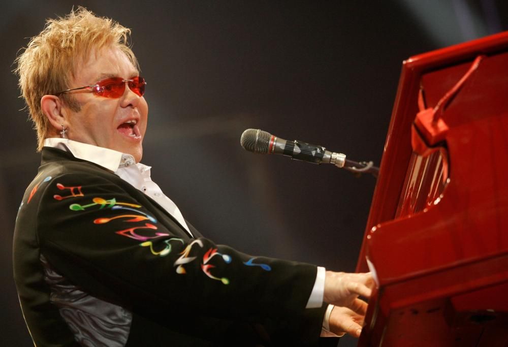 Elton John tra mascherina, prosecco e cartoon