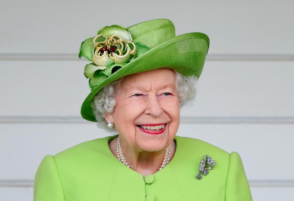La Regina Elisabetta cerca un pasticciere