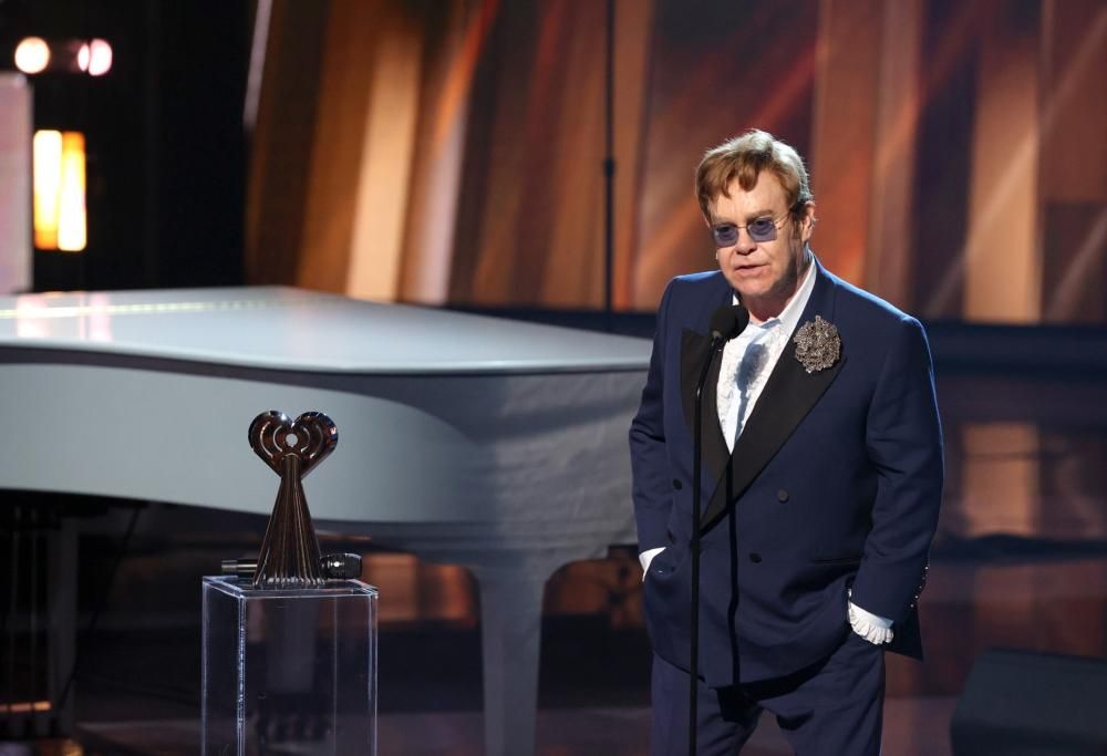 Elton John: un’operazione fa posticipare le date del tour