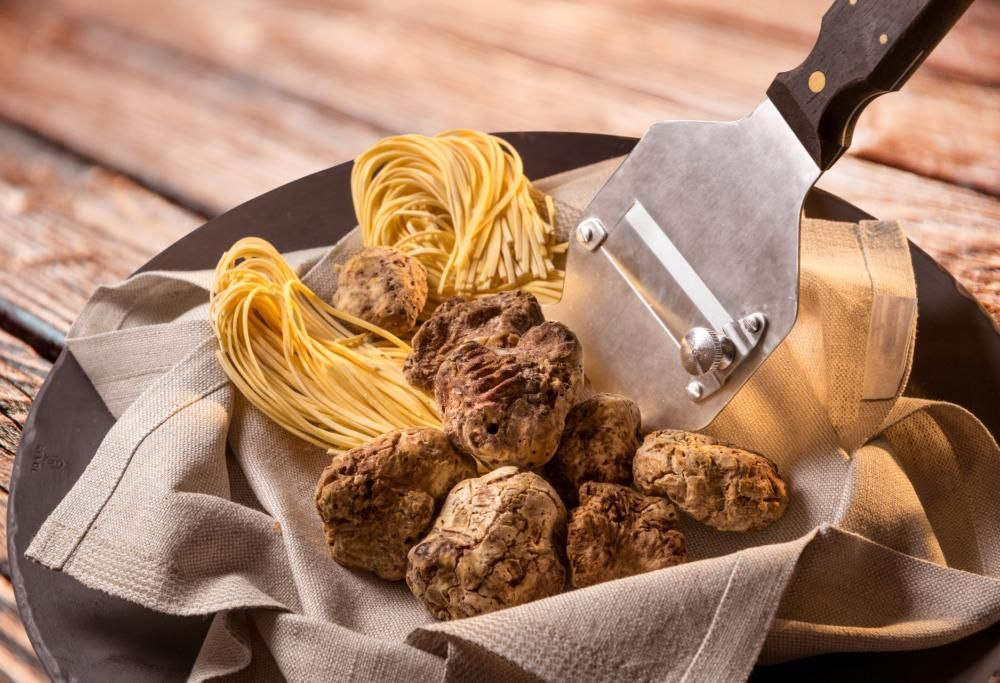 In viaggio su un treno d’epoca lungo l’itinerario del tartufo