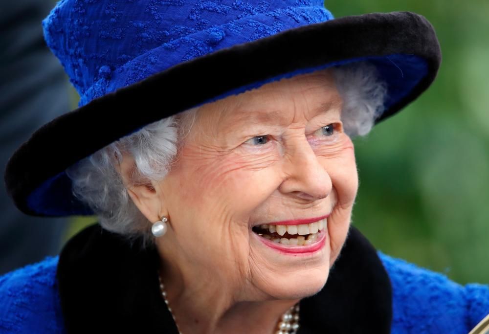 La Regina Elisabetta rifiuta il premio da anziano dell’anno