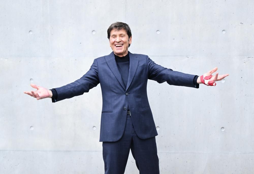 Gianni Morandi compie 80 anni: gli auguri di Jovanotti, Elisa e… Carla Bruni