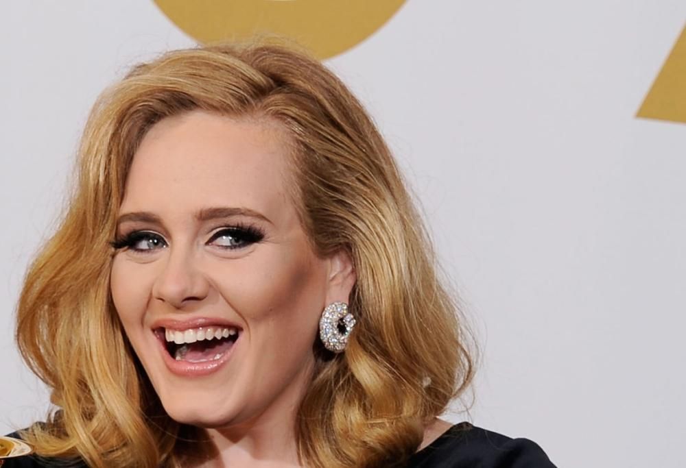 Adele fa ascoltare il nuovo singolo dal salotto di casa: il video