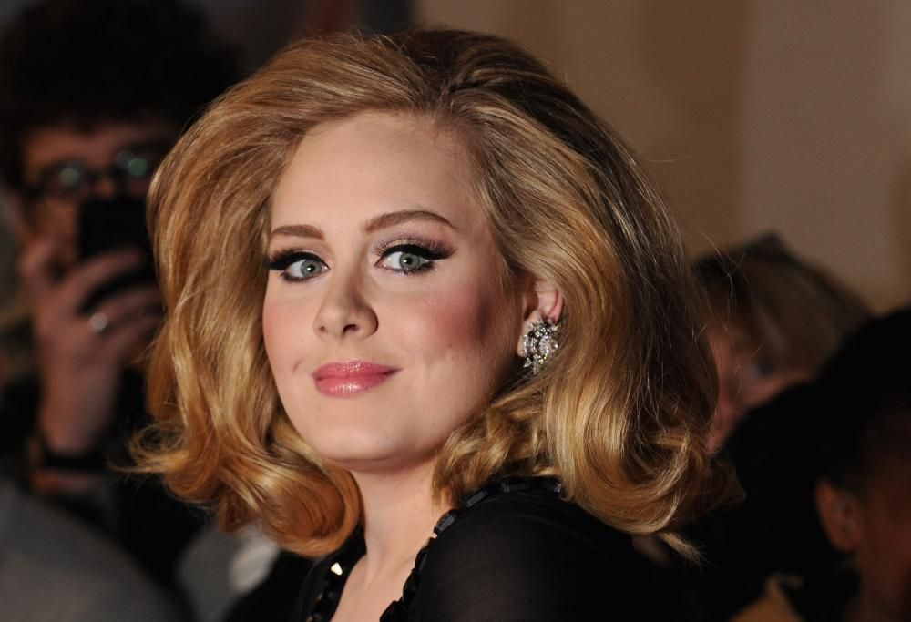 Il padre di Adele chiama la polizia: la voce di sua figlia lo infastidisce