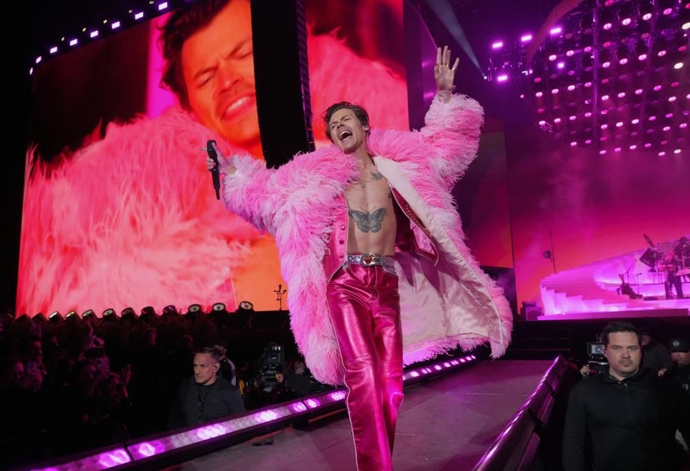 Harry Styles irriconoscibile nel suo nuovo video