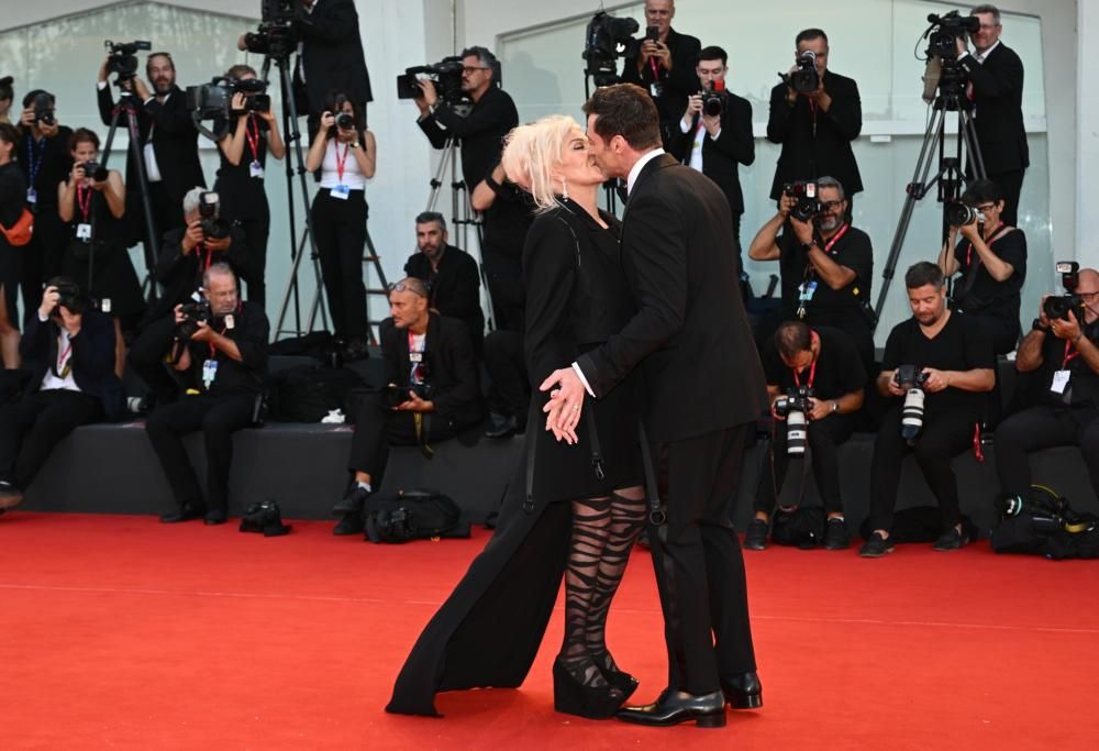 Alla Mostra del Cinema di Venezia il bacio romantico tra Hugh Jackman e la moglie