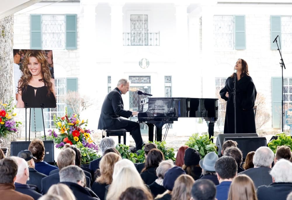 Alanis Morissette: la toccante esibizione per Lisa Marie Presley