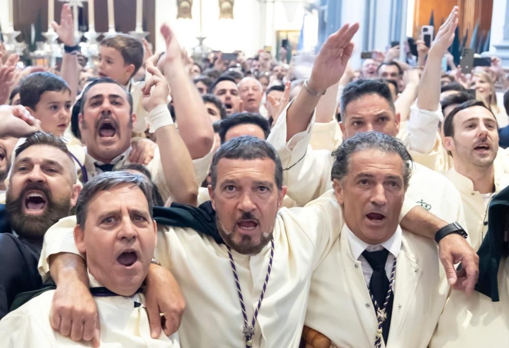Antonio Banderas con il saio per Pasqua: le foto