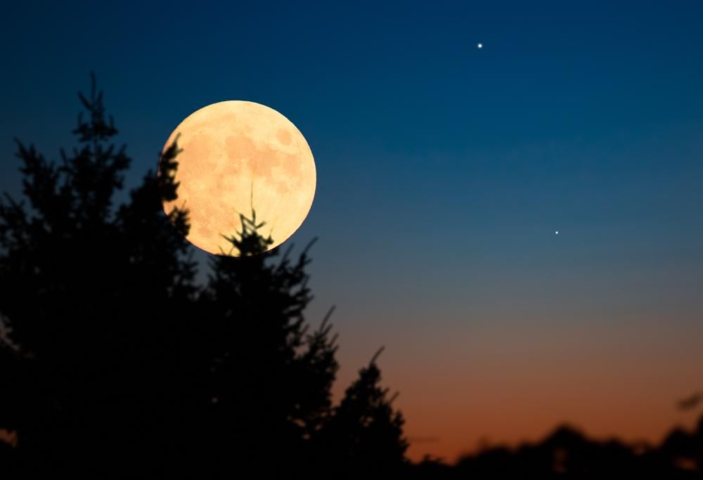 Il romantico bacio tra Luna e Venere