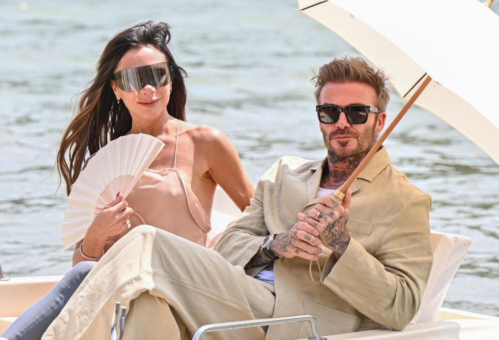 Victoria Beckham il karaoke con il marito David: “Sto scaldando la voce, novità in arrivo”