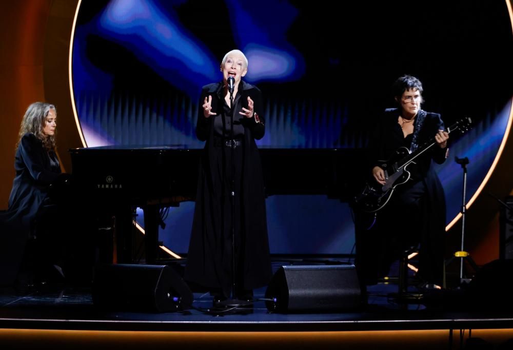 Annie Lennox rende omaggio a Sinead O’ Connor: il video