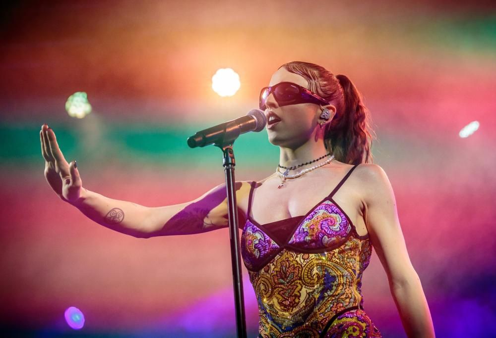 Angelina Mango: le prime foto con la scenografia per l’Eurovision. E scoppia il caso