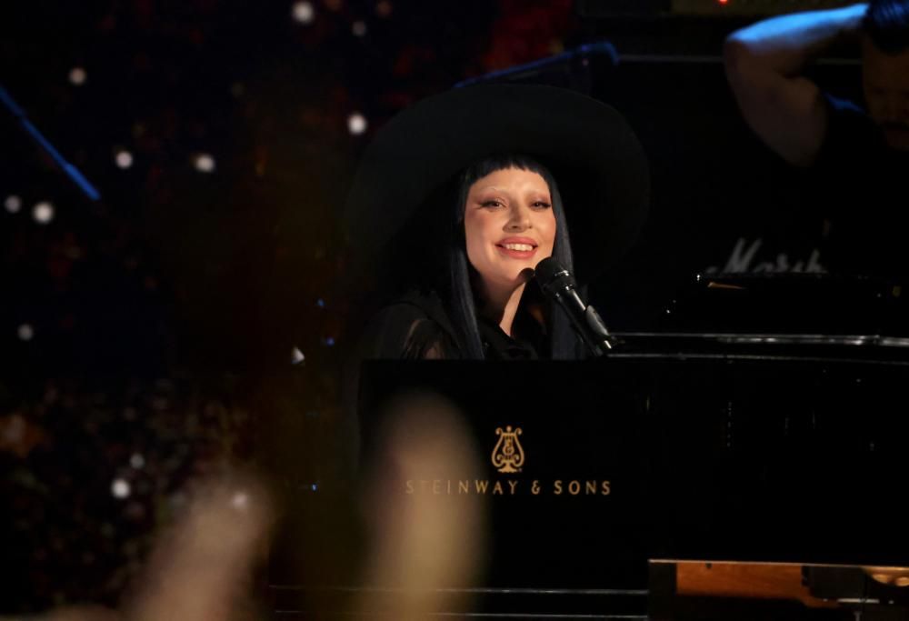 Lady Gaga canta un inedito a Fire Aid, il concerto per le vittime degli incendi a Los Angeles: guarda il video