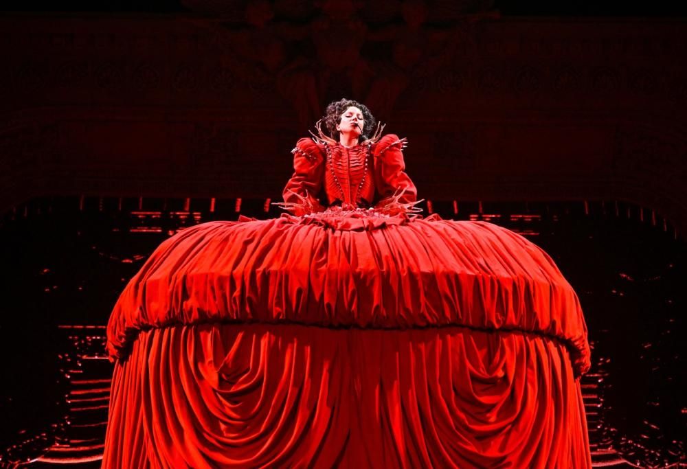 Lady Gaga incanta Milano con il “Mayhem Ball”: un’opera pop tra sogno e follia