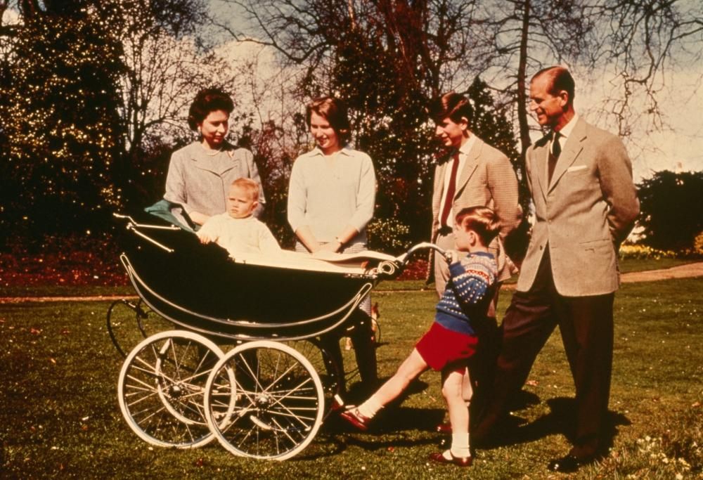 Principe e bisnonno: la foto più bella del Duca di Edimburgo è quella con i Royal Baby