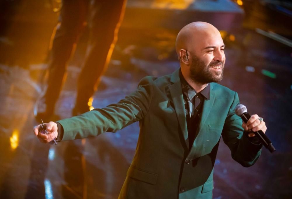 Giuliano Sangiorgi festeggia i vent’anni della canzone ‘Mentre tutto scorre’ in tram