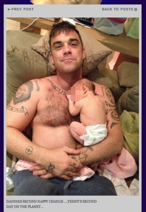 Indimenticabile-lo-scatto-che-ritraeva-papa-Robbie-Williams-con-la-piccola-di-casa-poco-dopo-la-sua-nascitajpg--_