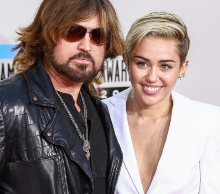 La-scandalosa-Miley-Cyrus-con-il-papa-la-superstar-del-country-Billy-Ray-Cyrusjpg--_