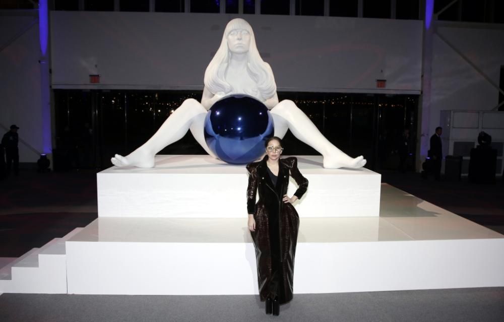 Lady-Gaga-Jeff-Koons-INF-OPHOTOjpg--
