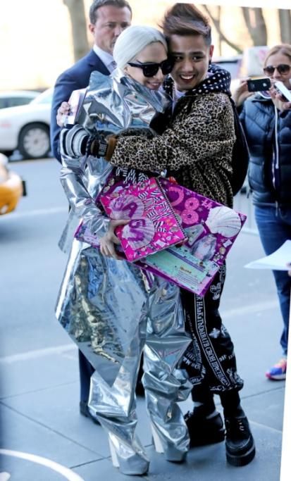 Lady-Gaga-abbraccia-un-fan-newyorkesejpg--lady_gaga