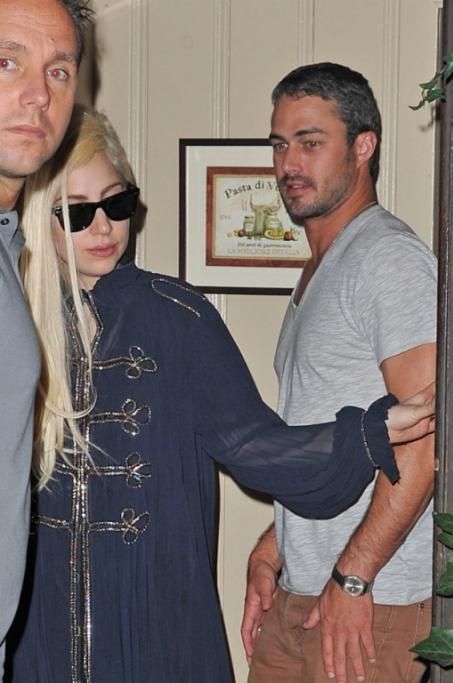 Lady-Gaga-e-lattore-e-a-destra-modello-Taylor-Kinney-il-suo-inseparabile-fidanzatojpg--lady_gaga