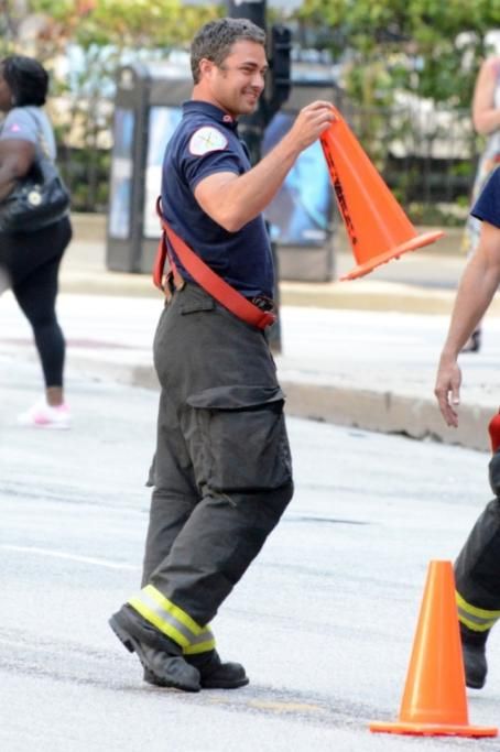 Laitante-Taylor-Kinney-sul-set-del-telefilm-Chicago-Fire-Gaga-ha-confessato-che-tra-le-mura-domestiche-comanderebbe-soltanto-luijpg--lady_gaga