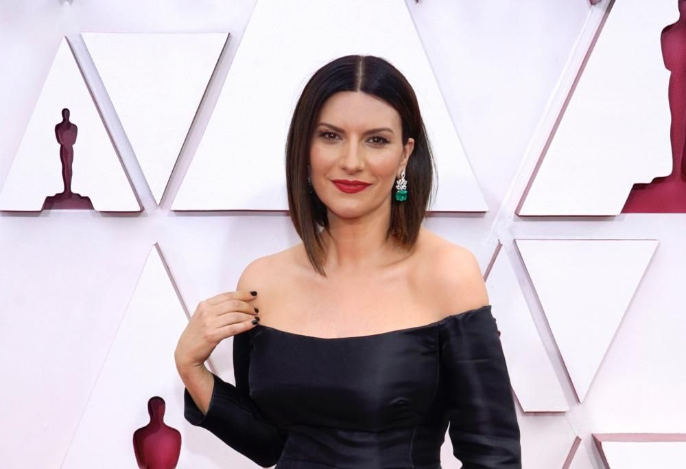Laura Pausini non vince l’Oscar. Ma si consola con un hamburger