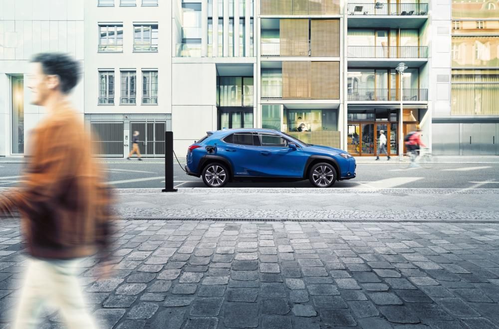 Lexus_UX300e_esterno_4-1598637808529jpg--