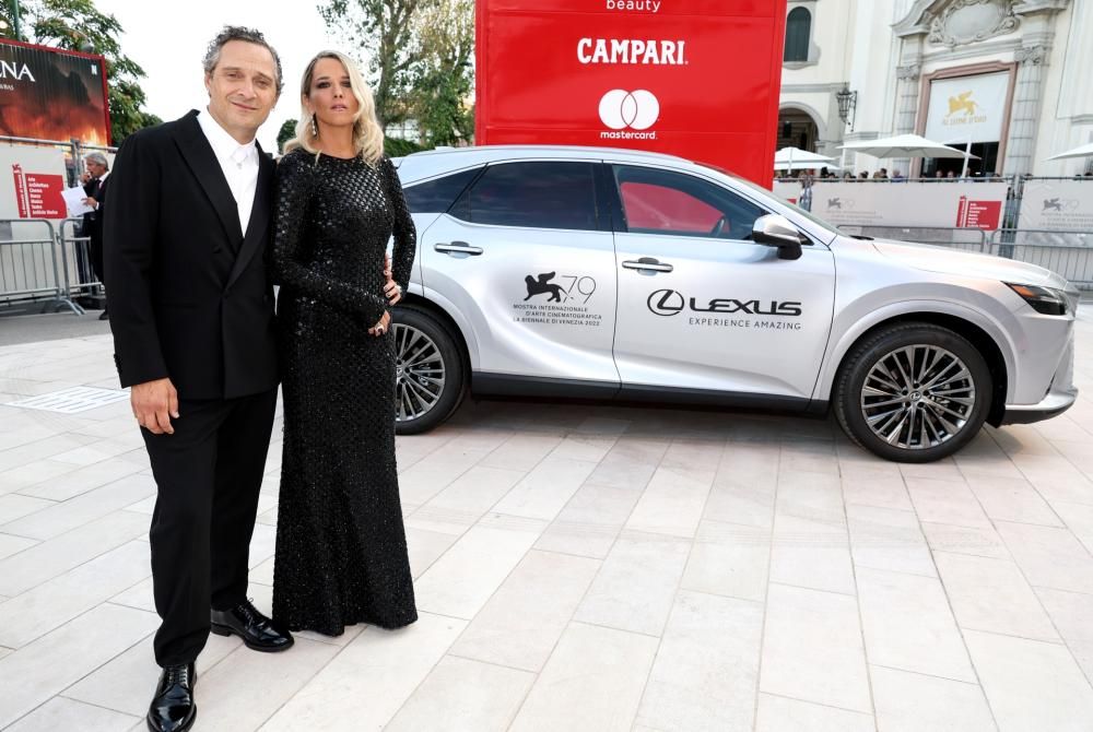 Lexus_Venezia_Claudio_Santamaria_e_Francesca_Barra_309-1662363724066JPG--claudio_santamaria_e_francesca_barra