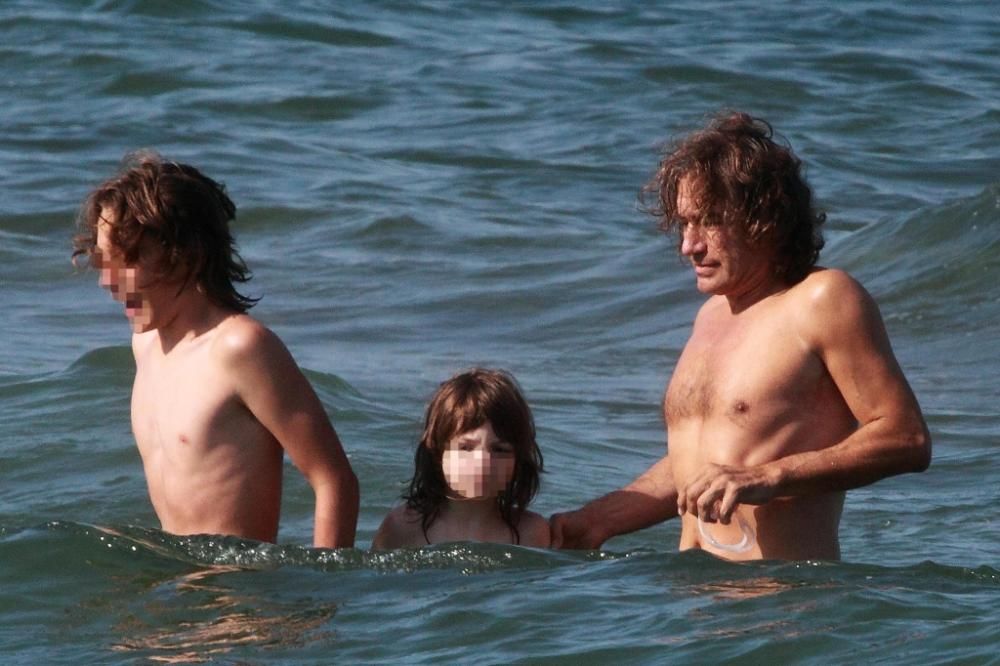 Ligabue-al-mare-con-i-suoi-figlijpg--_