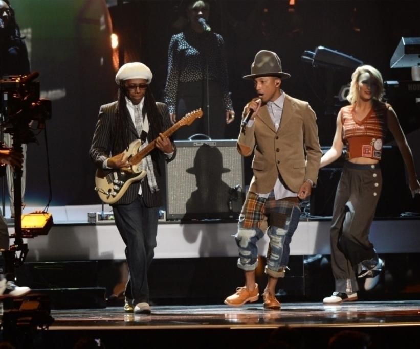 Live-performance-accanto-al-leggendario-Nile-Rodgers-degli-Chicjpg--pharrell_williams