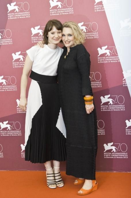Mia-Wasikowska-Robin-Davidsonjpg--70th_venice_international_film_festival_photocall_of_the_film__tracks_