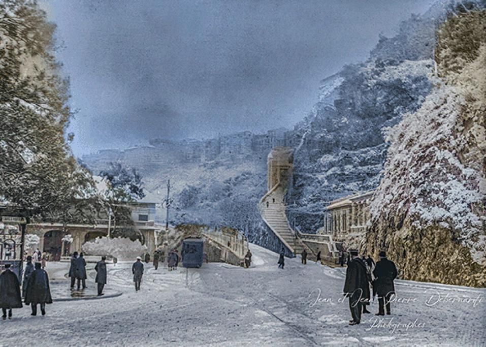 Monaco_100_anni_fa_-_La_place_d_Armes_enneigee_en_1925__Jean_et_Jean-Pierre_Debernardi-1695888174544jpg--