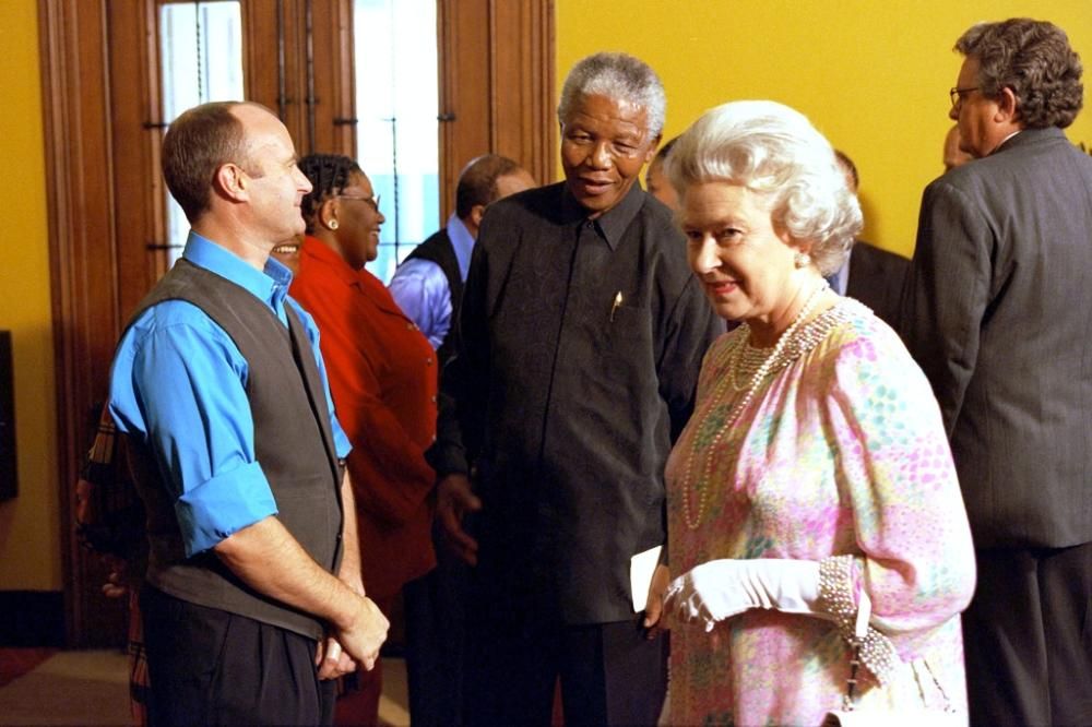 Nel-1996-con-La-Regina-Elisabetta-e-Phil-Collinsjpg--nelson_mandela