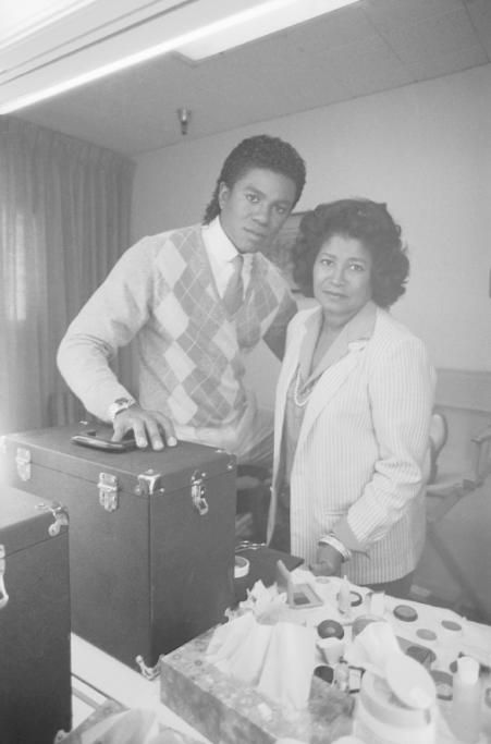 PN007811jpg--jermaine_jackson_with_his_mother_katherine