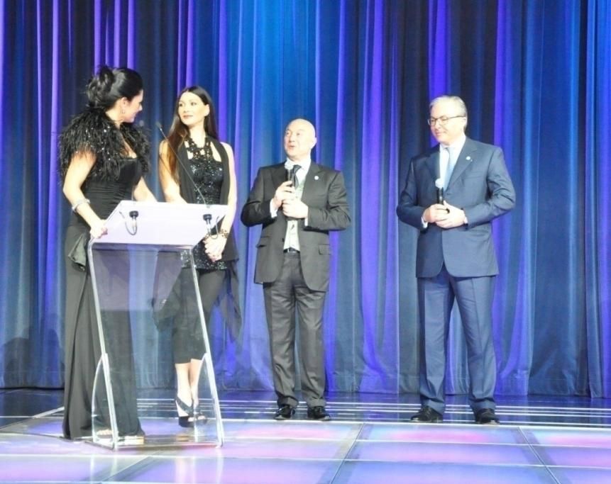 PRESIDENT-AND-AMBASSADOR-ON-STAGE-WITH-LUISA-CORNA-AND-TABITAjpg--president_and_ambassador_on_stage_with_luisa_corna_and_tabita