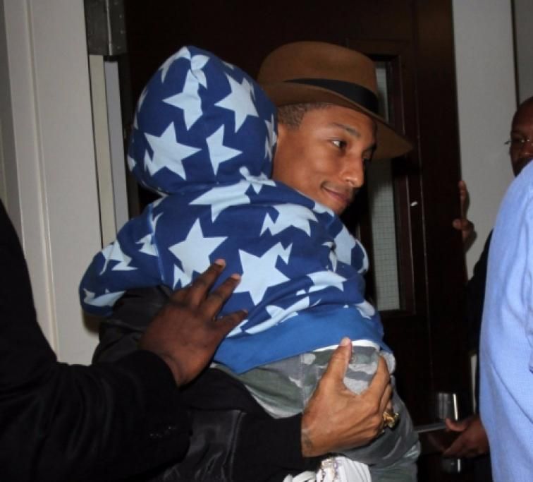Papa-Pharrell-con-il-piccolo-Rocket-Man-il-primogenito-al-quale-ha-dedicato-lomonimo-brano-tratto-dalla-colonna-sonora-di-Cattivissimo-Mejpg--_