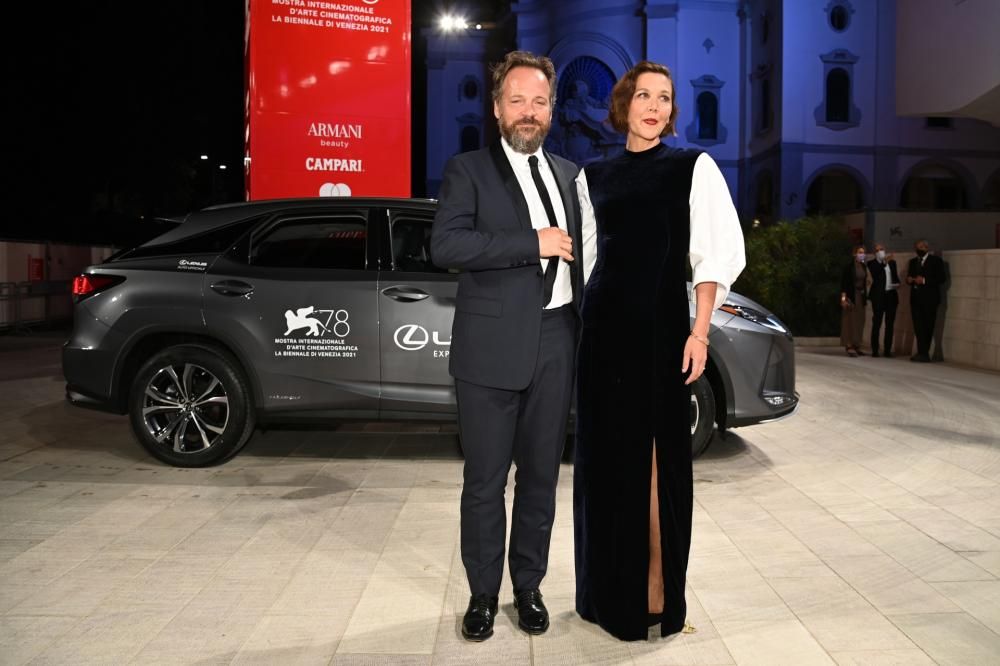 Peter_Sarsgaard_and_Maggie_GyllenhaalJPG-1630868547168JPG--