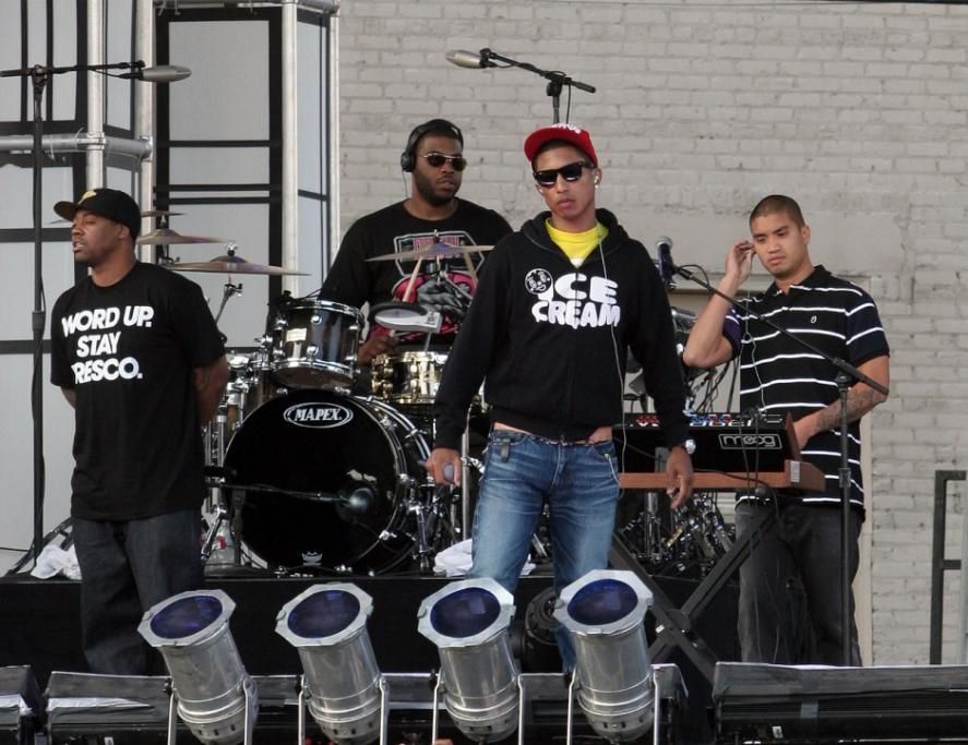 Pharrell-alla-guida-dei-suoi-Nerd-Con-lui-gli-inseparabili-Chad-Hugo-e-Shae-Haleyjpg--pharrell_williams