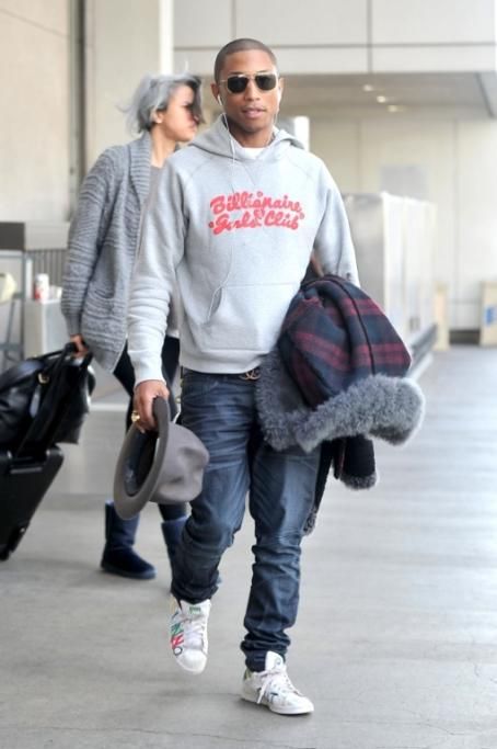Pharrell-in-un-look-sportivo-per-il-viaggio-La-felpa-e-della-sua-linea-di-abbigliamento-Billiionaire-Girls-Club-1jpg--pharrell_williams