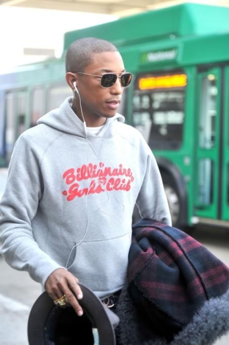 Pharrell-in-un-look-sportivo-per-il-viaggio-La-felpa-e-della-sua-linea-di-abbigliamento-Billiionaire-Girls-Club-2jpg--pharrell_williams
