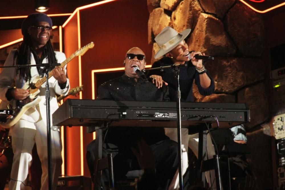 Pharrell-star-dei-Grammy-Awards-con-i-Daft-Punk-e-i-leggendari-Stevie-Wonder-e-Nile-Rodgersjpg--pharrell_williams