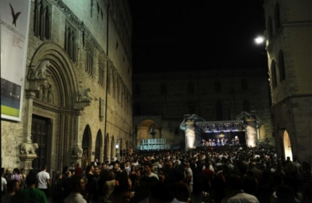 Piazza_IV_novembre_Palazzo_dei_Priorijpg--umbria_jazz