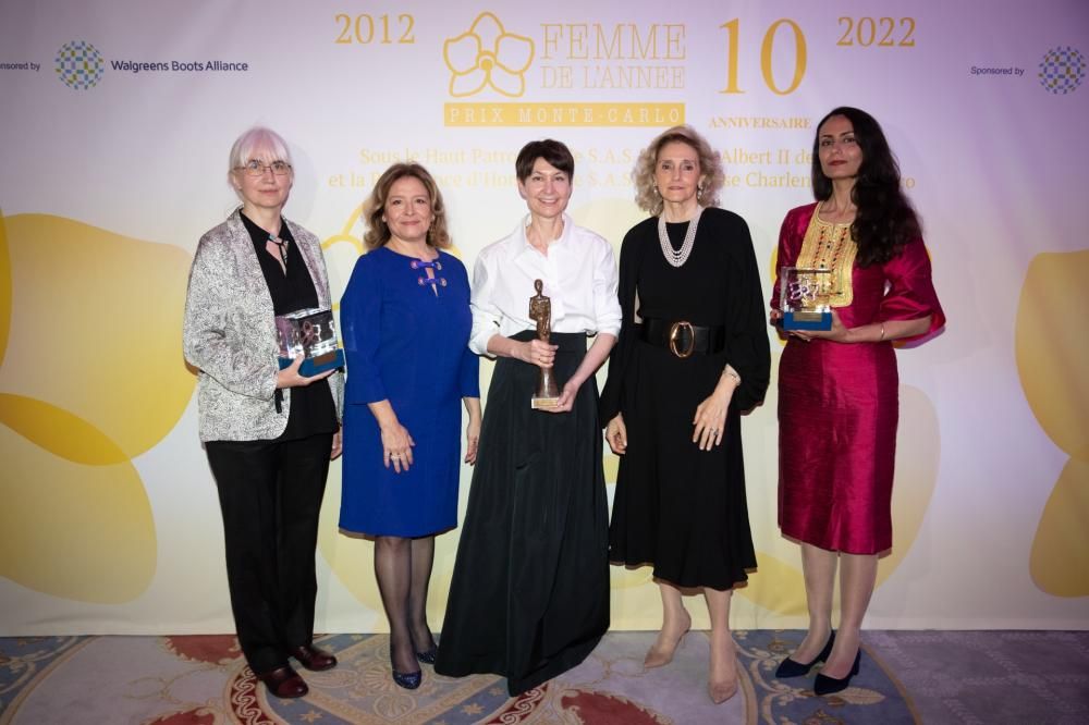 Premio_Monte-Carlo_Donna_dell_Anno_2022_Da_sx_Iolanda_Osvath-Cinzia_Sgambati-Colman-Giovanna_Tinetti-Ornella_Barra-Nada_Raddaoui_WSMWImages_-2642-1651643746065jpg--