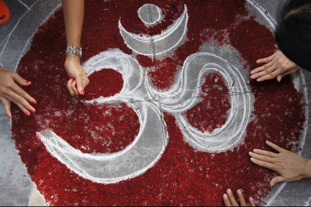 Preparando-il-rangolipng--india__preparando_il_rangoli